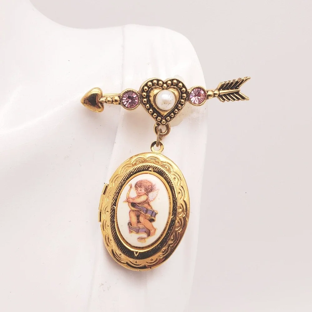 Avon Photo Locket Brooch Gold Tone Cupid Heart Arrow Pink Rhinestone Vintage Pin